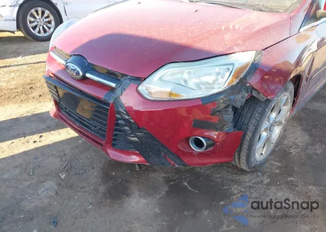 2014 Ford Focus Titanium z USA, uszkodzony, nr VIN 1FADP3J26EL241054